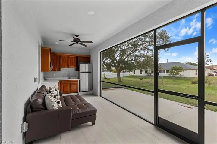 Living area with a textured wall and ceiling fan
