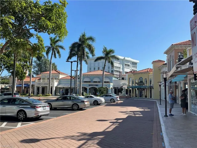 The Village Shops on Venetian Bay also offer restaurants where you can dine with a view of the bay.