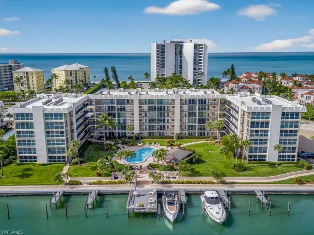 Venetian Cove Club has it all, views of the bay, walk to your boat, walk across the street to Horizon Beach access, or even walk to nearby restaurants and shops.