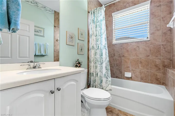 Guest bath between both guest bedrooms.
