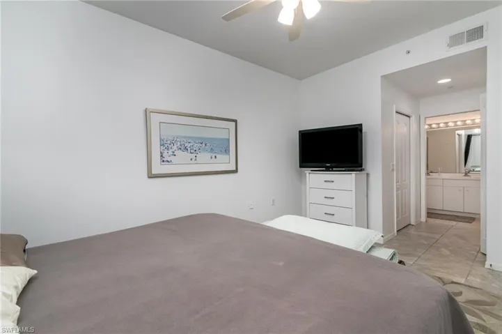 Bedroom with connected bathroom and a ceiling fan