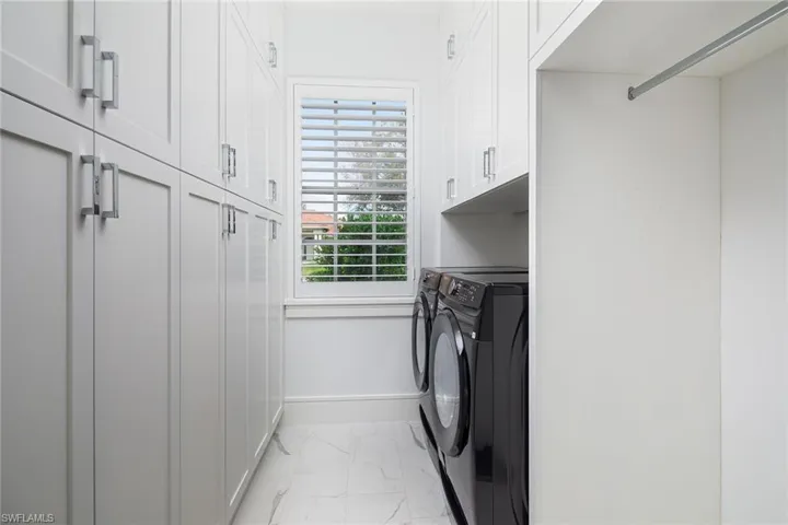 7165  Mill Run  CIR, Naples, FL 34109