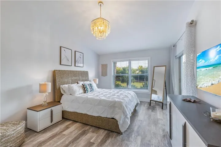 Master bedroom with en suite bath and walk in closet