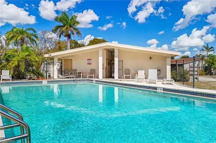 5320  Treetops  DR, Naples, FL 34113