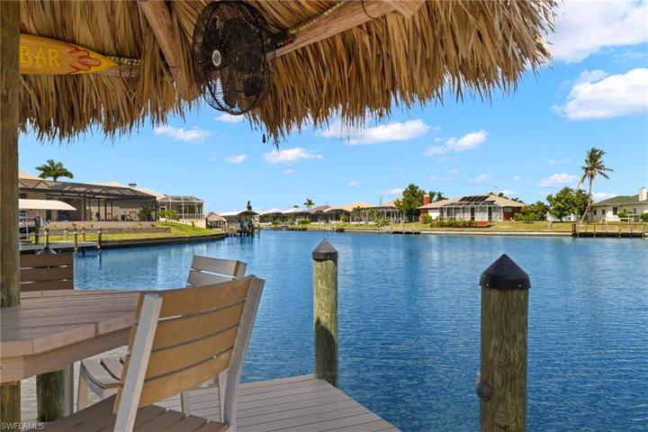 Kick back and relax under the tiki hut and enjoy schools of fish, eagle sightings, manatees and dolphins!  Great place to relax after boating all day or to watch the sunset!