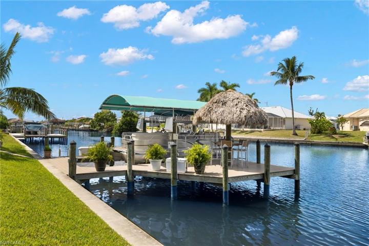 Boatlift with canopy to park your boat away from the sun!  Large dock and seating area, andonly 21 minutes to open water!  Take a boat ride to Micellis for happy hour, or spend the day cruising the beautiful islands that surround us - Cayo Costa, Boca Grande, Upper Captiva and so many more!