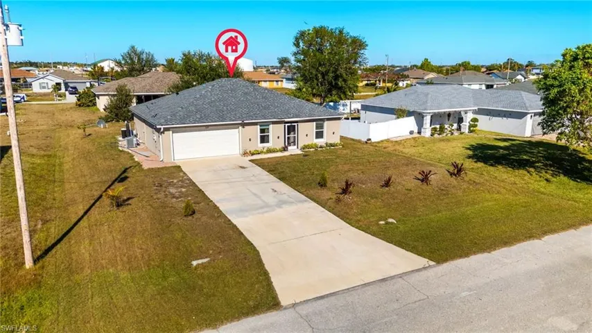 View of front of house featuring a front lawn and a garage
