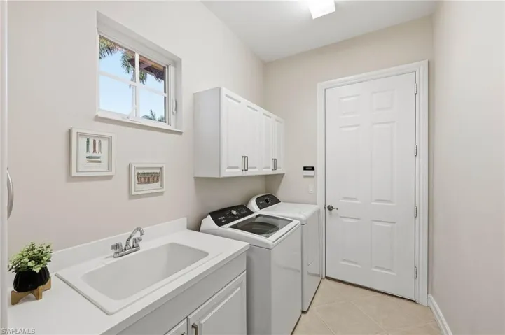 8950 Shenendoah Cir, Naples, Florida 34113
