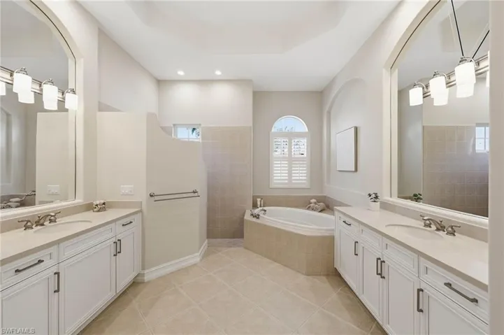 8950 Shenendoah Cir, Naples, Florida 34113