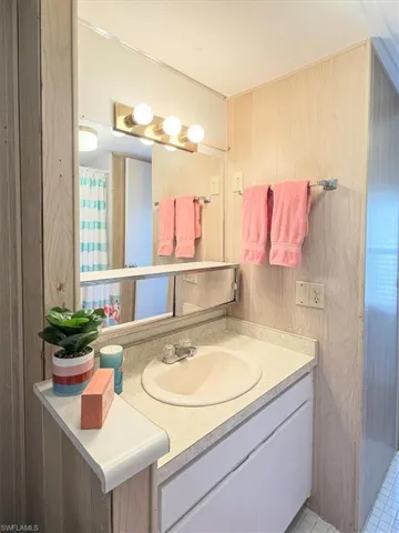 2nd Bathroom with Shower Tub Combo