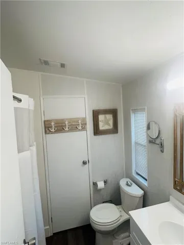 Clean and well-maintained bathroom.