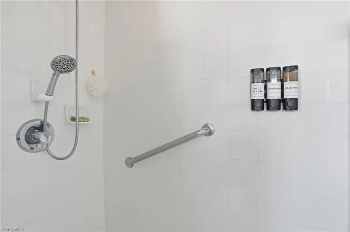 340  Robin Hood  CIR, Naples, FL 34104