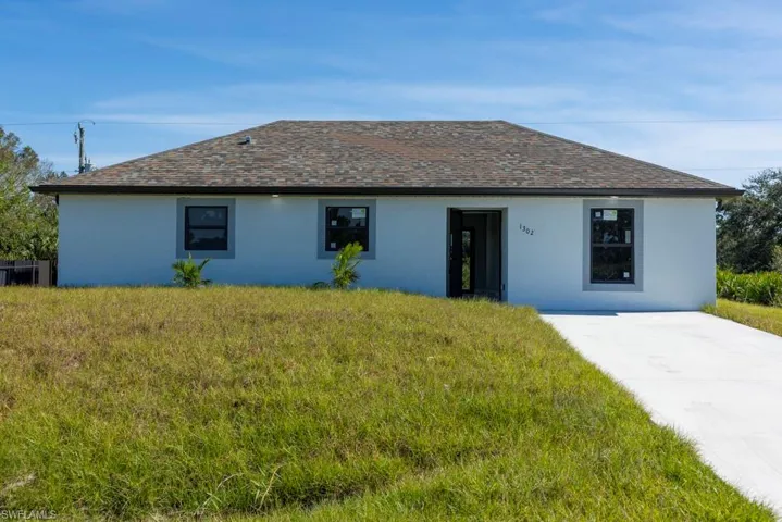 View of front facade with a front yard