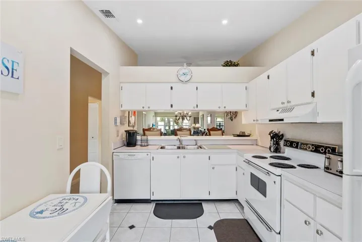 Lovely breakfast bar area between the kitchen and dining room