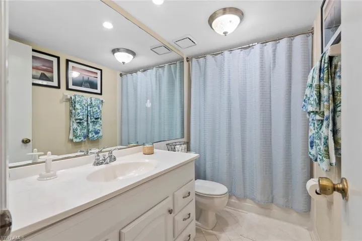 Great guest bath with tub/shower combo