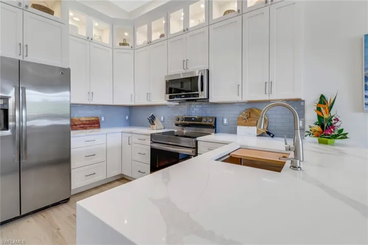Soaring Kitchen with brand new appliances.