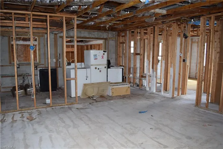 Miscellaneous room with washer / dryer