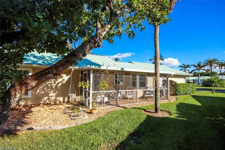 Exterior_view_of_the_screened_lanai