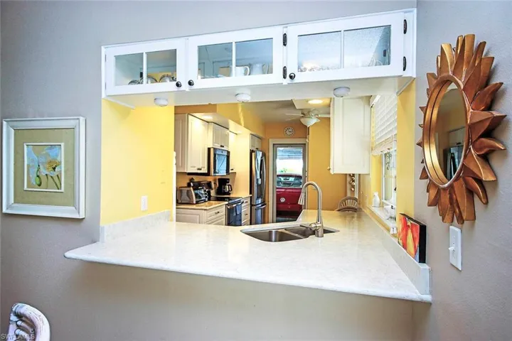 Breakfast_Bar_and_Pass_Through_to_Kitchen