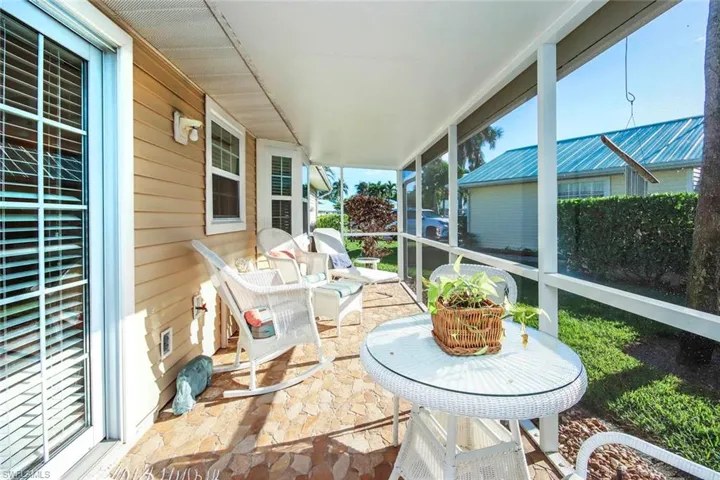 Screened_Lanai_Dining_Area