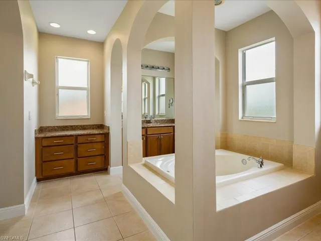 Master both soaking tub...