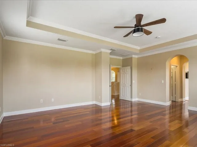 Large master suite 20'x16'...