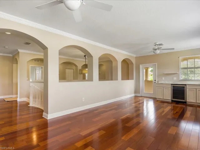 Large bonus room 25'x13' at top of stairs, can be enclosed...