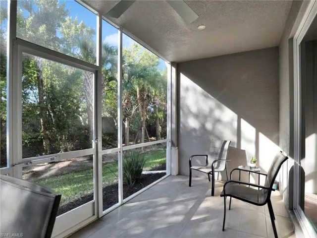 Sunroom / solarium with ceiling fan