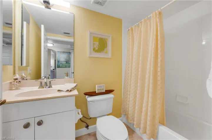 Guest Bathroom w/tub