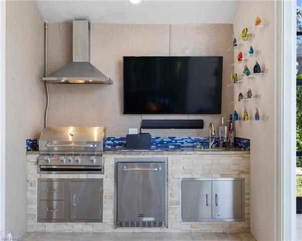 Full outdoor kitchen