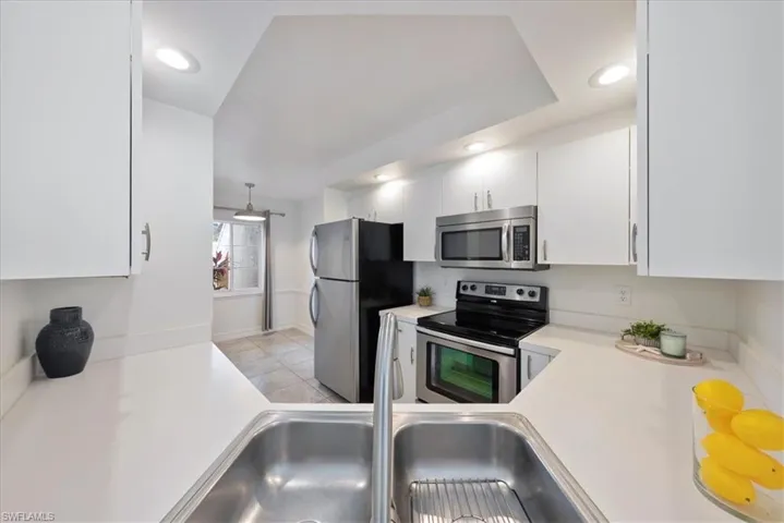 pass through opening from kitchen into living area