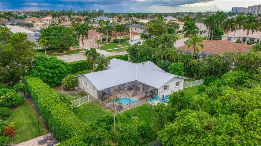 Birds eye view of property featuring a residential view