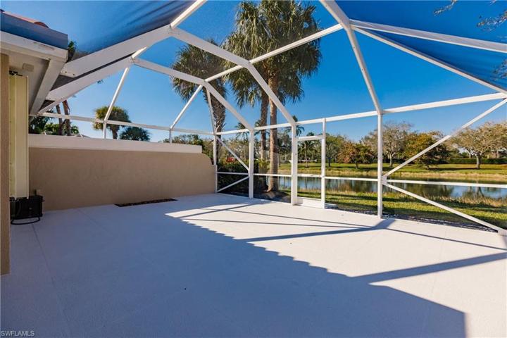 Extra large screened patio for lounging, bird watching, gardening...