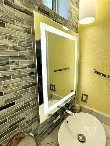 Electronic mirrors