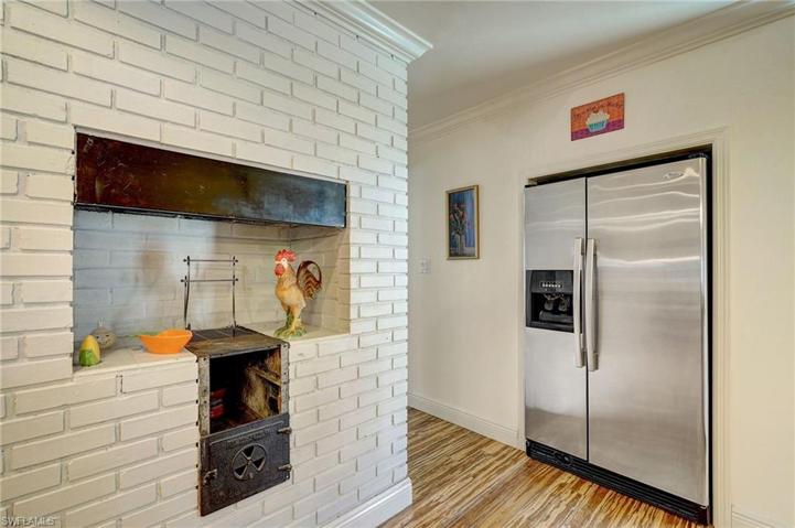MID-CENTURY CHARACTER & CHARM!