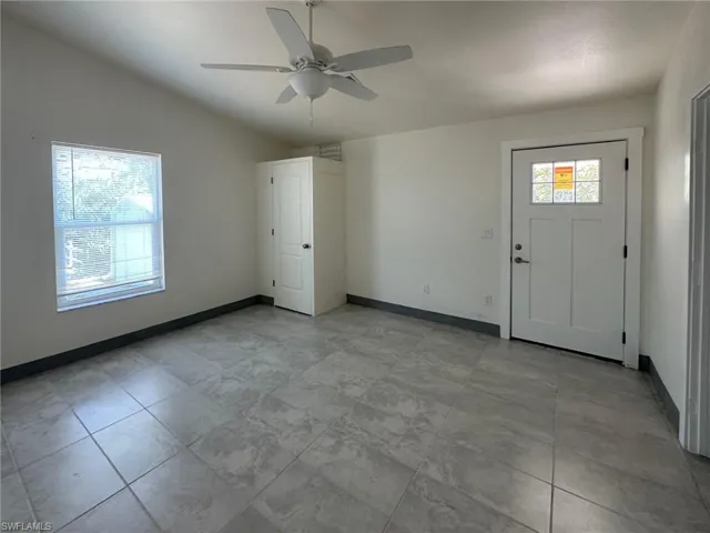 Entrance foyer with vaulted ceiling and a ceiling fan
