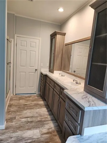 Dual sinks, walk in shower