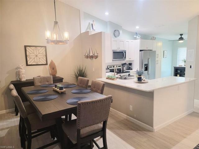 Dining Area w/Breakfast Bar