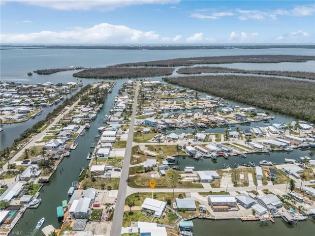 Quick access to all the Outer Islands of Lee Co.  Mere minutes to the ICW in the background, Gulf of Mexico, Sanibel, Ft. Myers Beach.....your new world awaits!