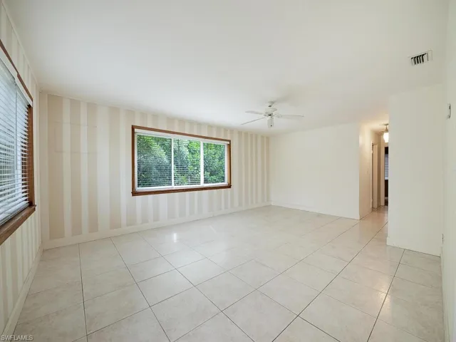 Tiled empty room with ceiling fan