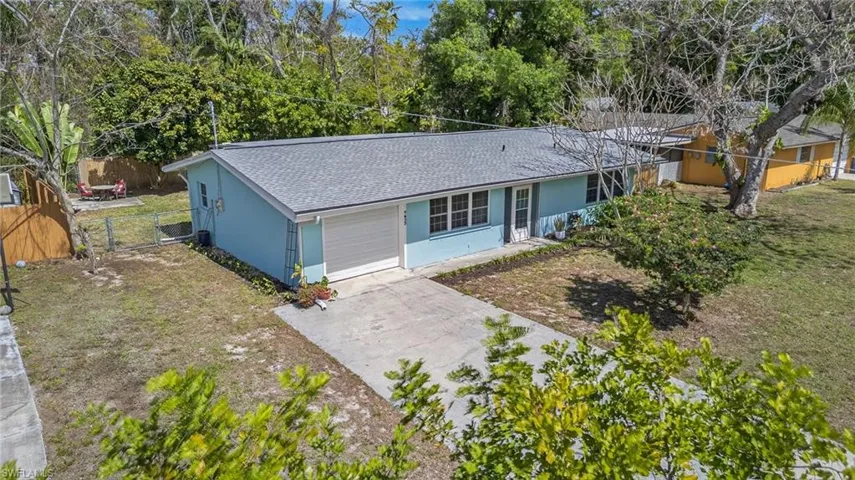 4633  Siesta  CIR, Fort Myers, FL 33901