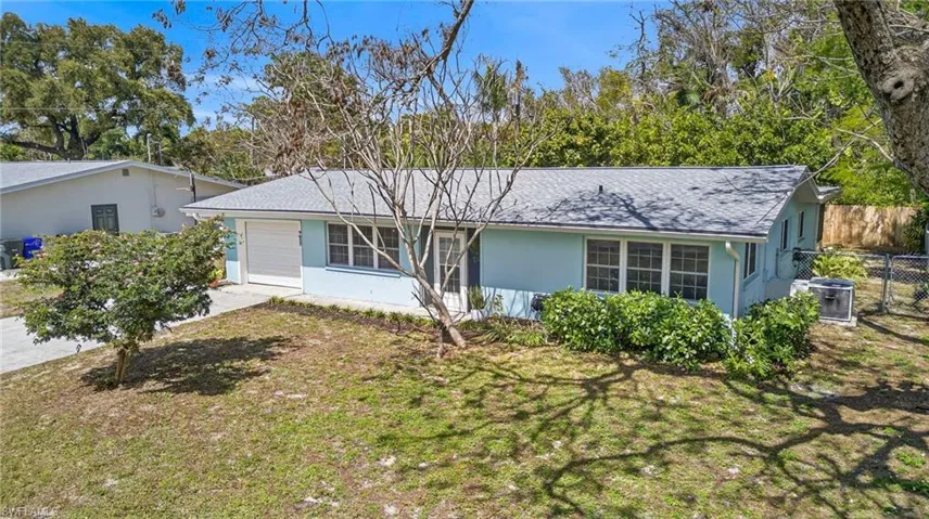 4633  Siesta  CIR, Fort Myers, FL 33901