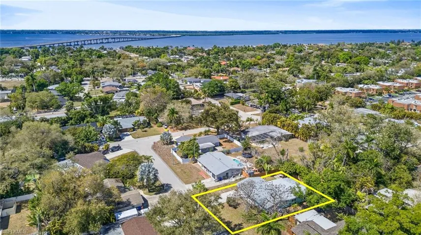 4633  Siesta  CIR, Fort Myers, FL 33901