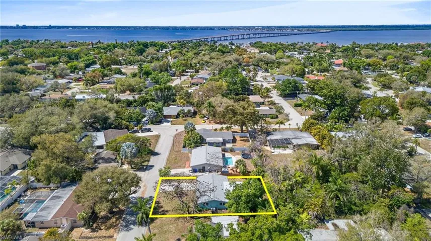 4633  Siesta  CIR, Fort Myers, FL 33901