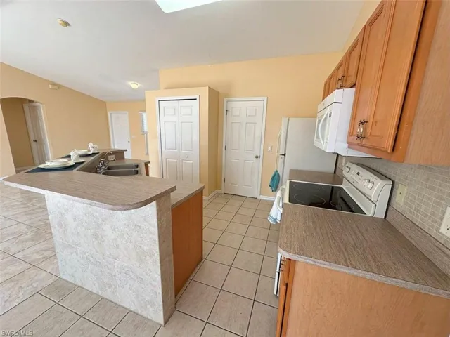 922 Ne 2nd Pl, Cape Coral Fl 33909