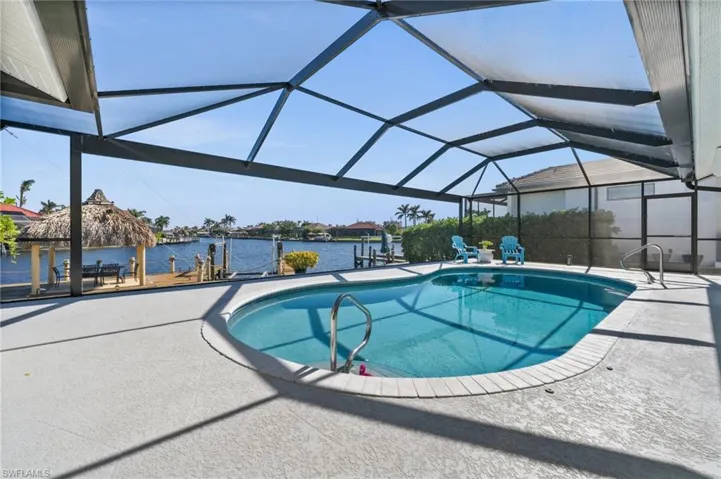 Beautiful pool with Screen Cage Picture Window