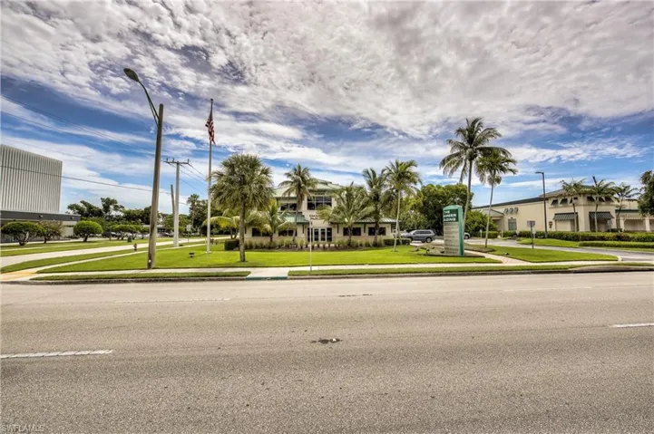 2390  Tamiami N TRL, Naples, FL 34103
