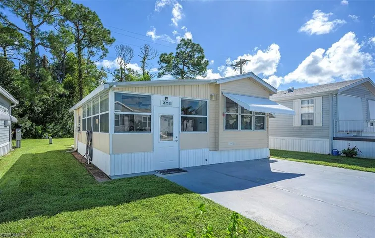 Manufactured / mobile home featuring a front yard