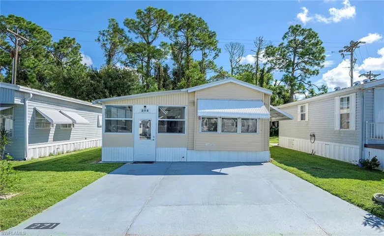 Manufactured / mobile home with a front yard