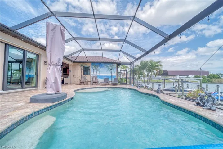Sun shelf and seating in pool
